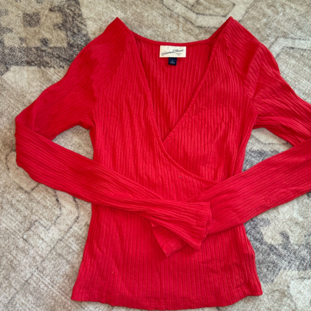 Universal thread red ribbed wrap top